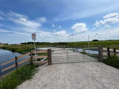 Een verboden-te-zwemmen-bord bij de nieuwe brug bij Polsbroek