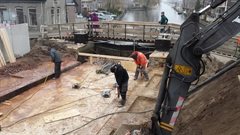 Het boren en schoonspoelen van de gaten voor de ankers om het beton aan het metselwerk te bevestigen