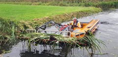 Elektrische maaiboot aan het werk