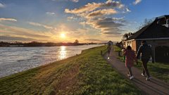 Wandelaars genieten van het hoge water in Nieuwegein