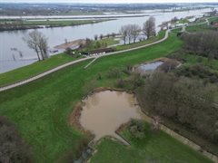 De wielen van 1496 en 1624 (rechts) bij hoogwater