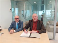 Wethouder van Nieuwegein en hoogheemraad HDSR ondertekenen de overeenkomst
