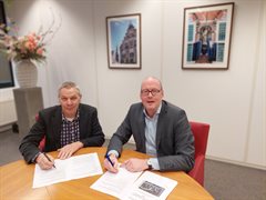 Hoogheemraad Bert de Groot en wethouder Bas Lont tekenen de Impuls overeenkomst voor Oudewater