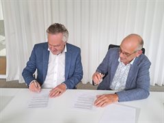 Wethouder van Woerden en hoogheemraad HDSR ondertekenen de overeenkomst