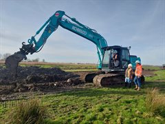 Eerste schep grond in aanleg waterberging Willeskop wordt gedaan in aanwezigheid van Bert de Groot en Jelka Both