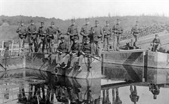 Militairen poseren op de sluis en stuw bij Werkhoven of Cothen, 1914