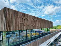 AQUON hoofdkantoor gevel bekleed met beschoeiingsplanken uit de Gekanaliseerde Hollandsche IJssel
