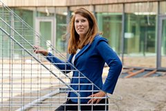 Hoogheemraad Nanda van Zoelen bij het hoofdkantoor van AQUON