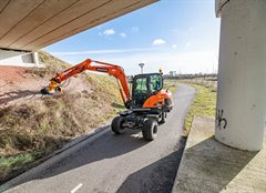 Materieel waarmee het onderhoud aan de steenbekleding wordt uitgevoerd