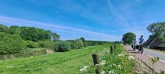 Fietsers op Lekdijk bij wielen Tull en 't Waal