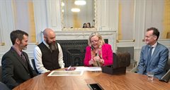 Tanja van Gurp betaalt de rente uit aan David D'Onofrio en Peter Asch van de New York Stock Exchange. Rechts dijkgraaf Jeroen Haan.
