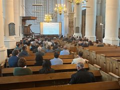 De bewonersbijeenkomst werd in de Grote Kerk in Wijk bij Duurstede gehouden.