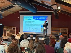 Harm presenteert