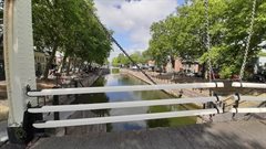 En foto genomen vanaf de oude sluis op de brug.