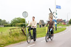 Twee fietsers op de dijk bij Wijk bij Duurstede
