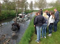 Groep 8 van meester Koen kijkt naar de zuigsnuit van de baggerboot