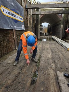 De houten vloer van de sluis is in slechte staat