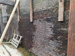 Metselwerk in de zijmuur opvullen