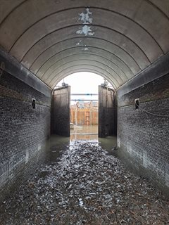 Doorkijk in droog gezette Goejanverwellesluis