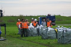 Plaatsen big bags langs Lek