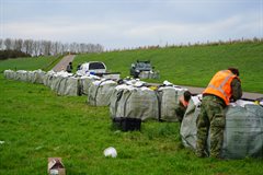 Plaatsen big bags langs lek