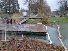 Ponton met oliebooms