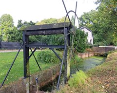 Monumentale wateroverlaat bij Maartensdijk, bestaand uit een houten schot met draaiwiel en loopwerk