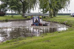 Baggeren met een zuigboot