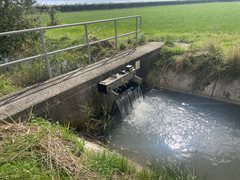 Stuw in de Rijnsloot bij Cothen