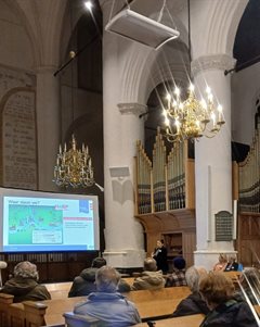 Presentatie in de grote kerk in Wijk bij Duurstede waarbij omgevingsmanager Margreet van Zee de bezokers toespreekt