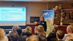 Omgevingsmanager Monique Naus aan het woord tijdens de plenaire presenatie voor een zaal met geïnteresseerden/bewoners.