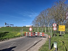 Wegafsluiting op de dijk langs de A27