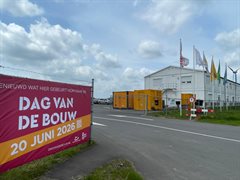 Doek met daarop de tekst: Dag van de Bouw - 20 juni 2026. Op de achtergond is de keet in Wijk bij Duurstede te zien.