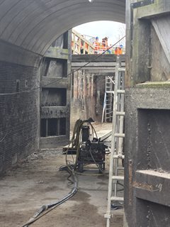 Sluiskolk Goejanverwelle droog voor reparatie