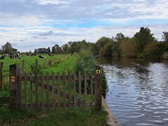 Water met wandelpad langs Gekanaliseerde Hollandsche IJssel