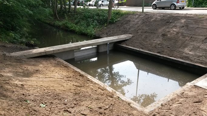 Nieuwe stuw kruising Montessorilaan en Chopinlaan Nieuwe stuw kruising Montessorilaan en Chopinlaan