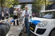 Guus Beugelink wijdt de nieuwe auto's in