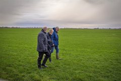 Hoogheemraad Bernard de Jong op veldbezoek in het gebied