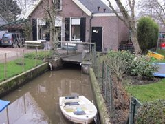 Het oude gemaal Noord Linschoten achter een woning