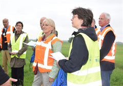 In het veld om impact op landschap te bekijken