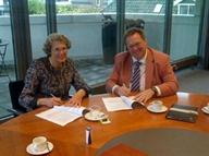 Hoogheemraad Els van der Vorm (links) en wethouder Bert HOman tekenen het afvalwaterakkoord