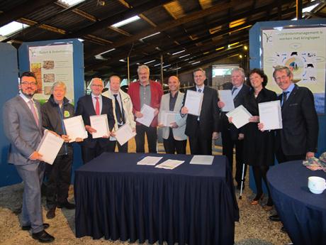 Hoogheemraad Guus Beugelink (5e van links) ondertekende de bestuursovereenkomst namens het waterschap Hoogheemraad Guus Beugelink (5e van links) ondertekende de bestuursovereenkomst namens het waterschap