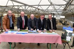 Ondertekening gebiedsovereenkomst Gouwe Wiericke