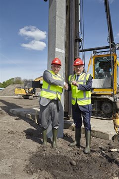 Hoogheemraad Patrick Poelmann (links) en burgemeester Jan van Zanen