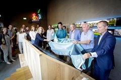 Bestuurders onthullen interactieve watertafel in Waterliniemuseum