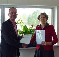 Wethouder De Jong (li) en hoogheemraad Els van der Vorm