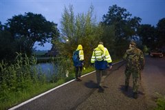 Leden van het dijkleger op inspectie