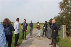 De Europese Commissie Landbouw op bezoek bij boer Anton Oskam in polder Lange Weide in Driebruggen
