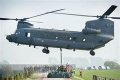 Chinookhelikopter dropt zandzakken op Lekdijk