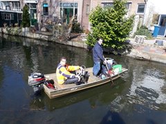 Afval verzamelen in de IJsselsteinse stadsgracht